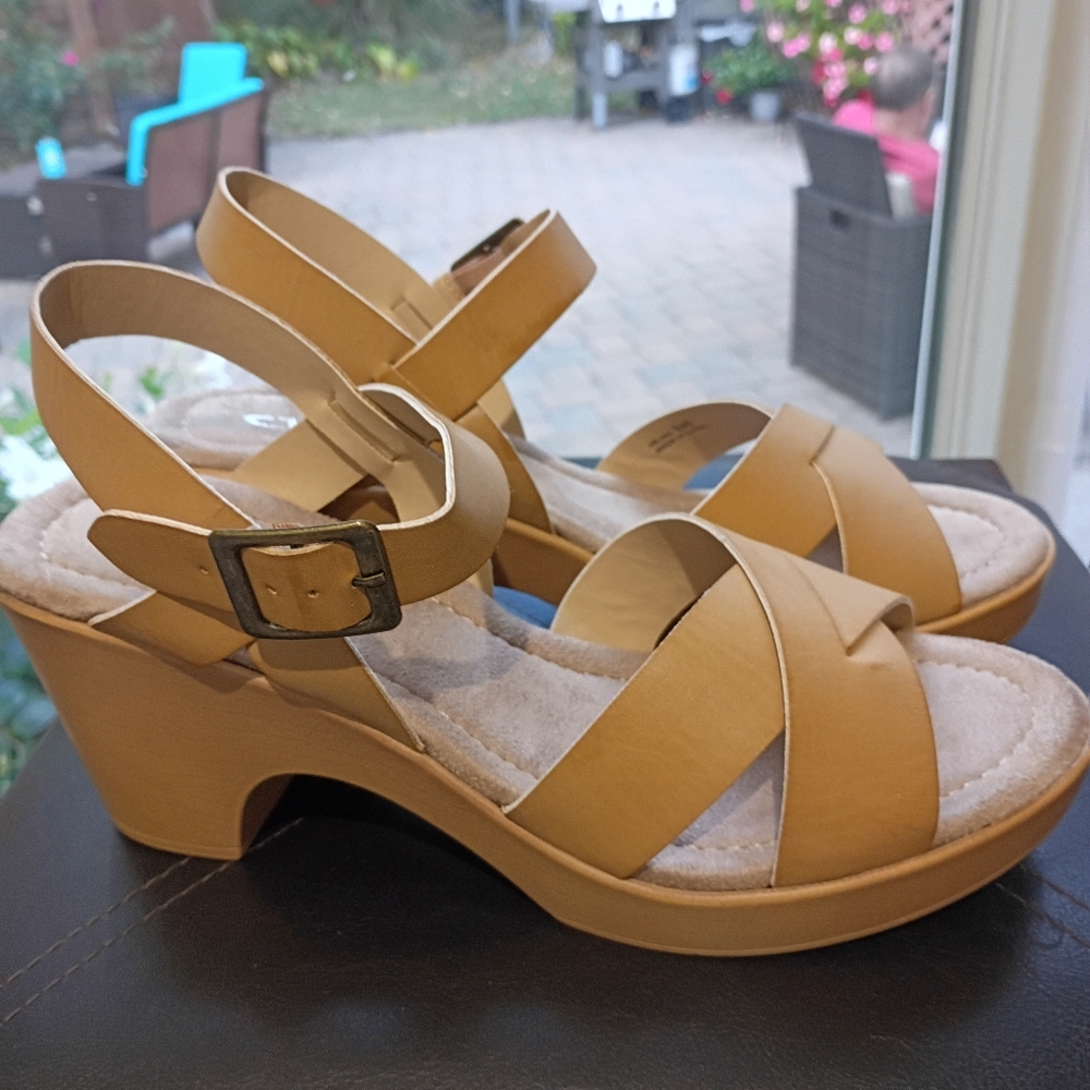 NWT.CL by Laundry Women's Camel Sandals - Picture 4 of 7